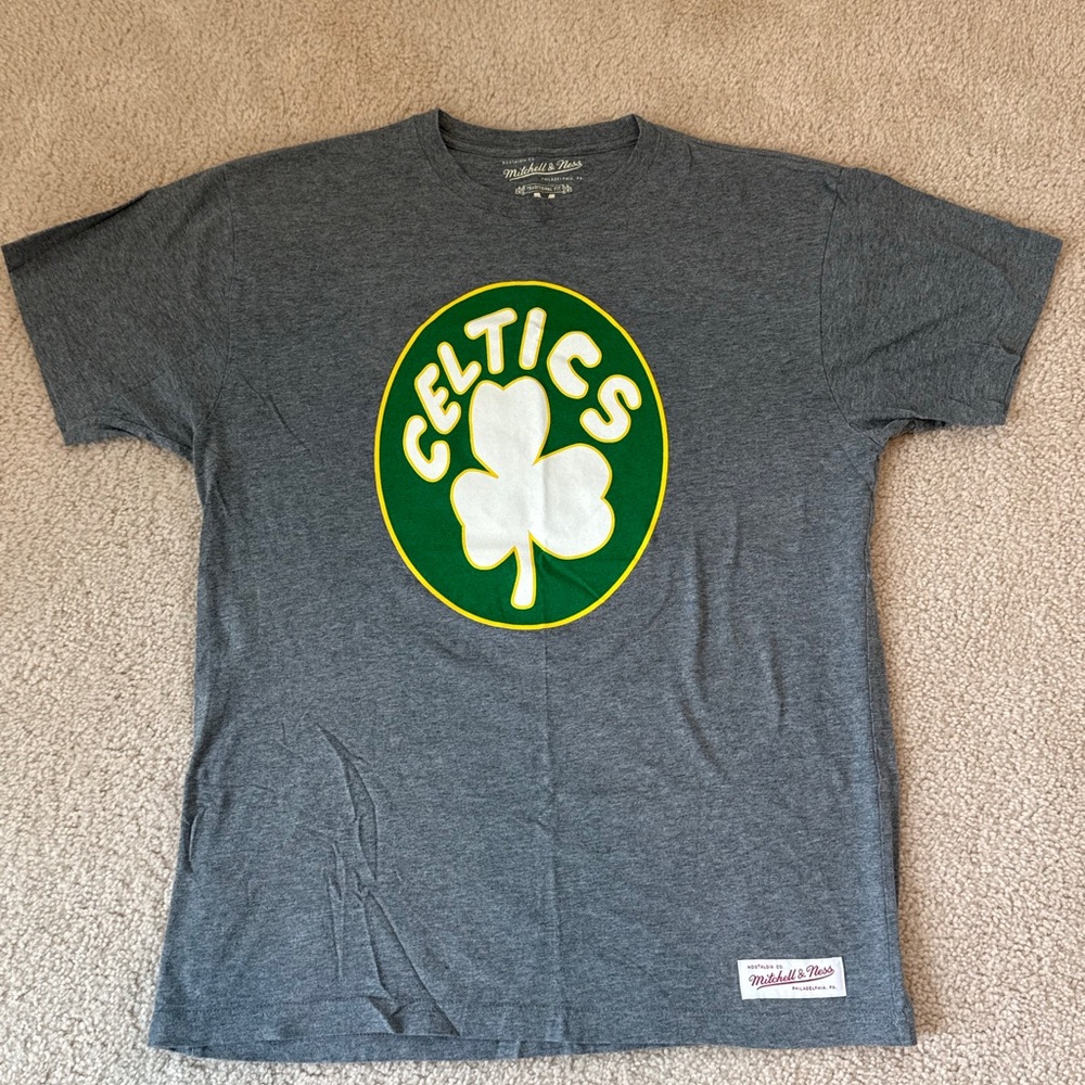 Boston Celtics Mitchell & Ness Grey Graphic Tee with Throwback Shamrock Logo - M